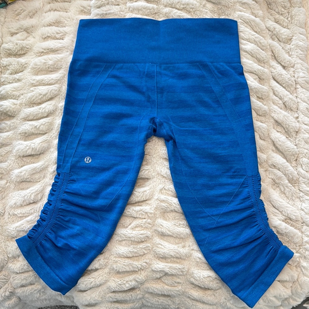 Lululemon Women’s In the Flow II Cropped Blue Striped Pilates Yoga Spin Pants 6